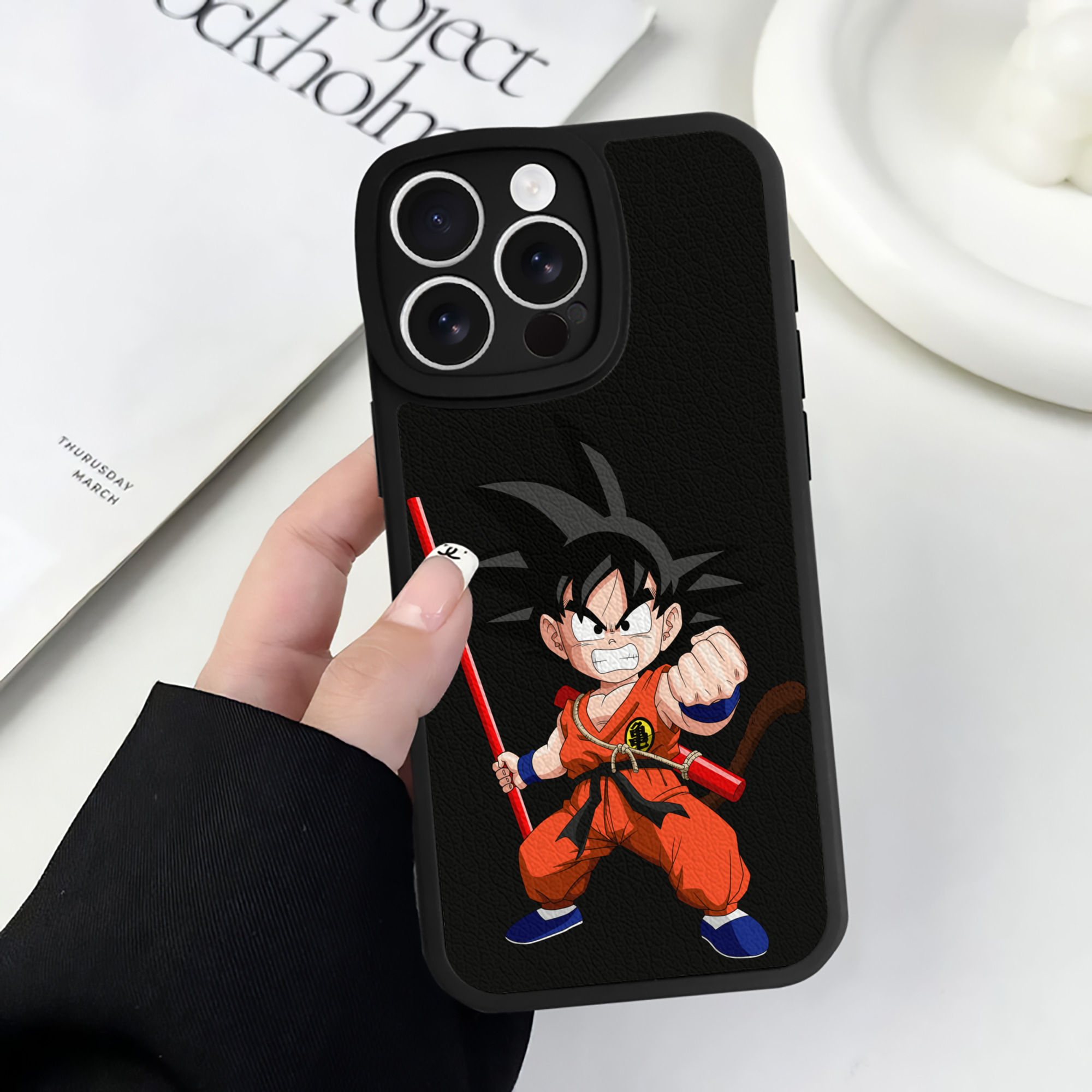 （画像用） ドラゴンボール 孫悟空（そん ごくう）Son Goku カカロット DRAGON BALL Kakarotto 【iPhone 16シリーズ対応】シリコンスマホケース（レザー調） 材質：シリコン